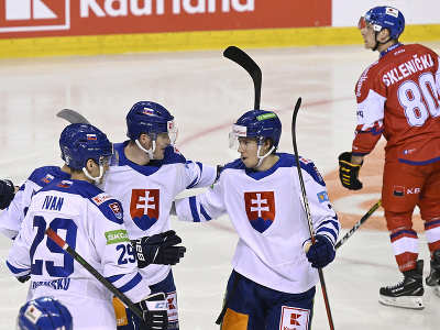 Hokejisti Slovenska oslavujú gól