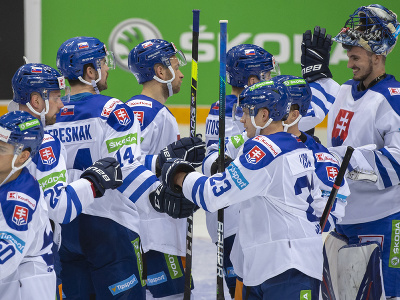 Slovenskí hokejisti sa tešia z výhry