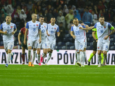 Na snímke hráči Slovenska sa tešia z gólu počas zápasu kvalifikácie ME 2024 J-skupiny Portugalsko - Slovensko