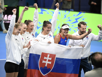 Na snímke radosť slovenského tímu po zisku tretieho bodu a postupu na finálový turnaj Pohára Billie-Jean Kingovej
