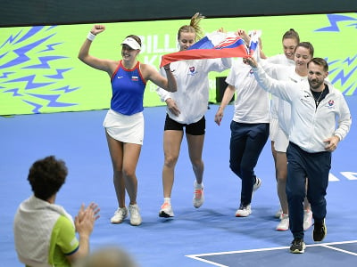 Na snímke radosť slovenského tímu po zisku tretieho bodu a postupu na finálový turnaj Pohára Billie-Jean Kingovej