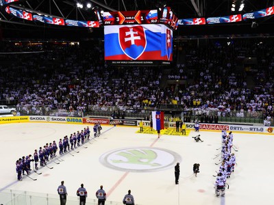 Hráči a fanúšikovia počas hymny po výhre nad Slovinskom