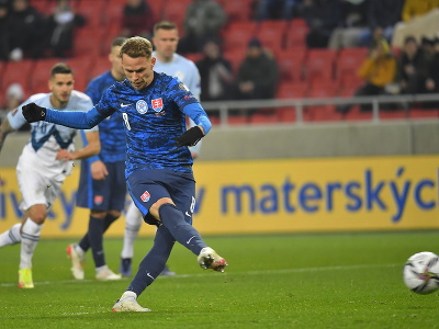 Slovenský futbalista Ondrej Duda strieľa vyrovnávajúci gól na 1:1 zo značky pokutového kopu