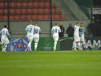 Slovinskí futbalisti sa tešia po strelení druhého gól