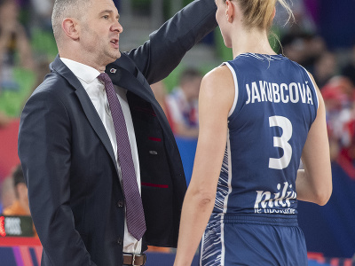 Na snímke vľavo tréner basketbalistiek Slovenska Juraj Suja a vpravo Ivana Jakubcová