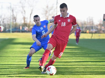 Na snímke vľavo kapitán Slovenska Adam Zreľák a hráč Srbska Nikola Maraš v súboji o loptu