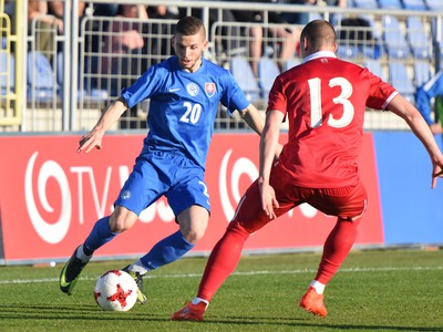 Na snímke vľavo hráč Slovenska Nikolas Špalek a hráč Srbska Nikola Antič v súboji o loptu