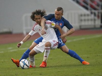 Slovenský záložník Stanislav Lobotka (vpravo) a hráč SAE Ahmed Shambai v súboji o loptu