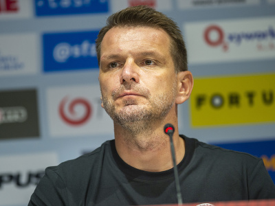 Na snímke tréner futbalovej reprezentácie SR Štefan Tarkovič počas tlačovej konferencie