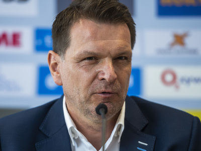 
Na snímke tréner slovenskej futbalovej reprezentácie Štefan Tarkovič počas tlačovej konferencie

