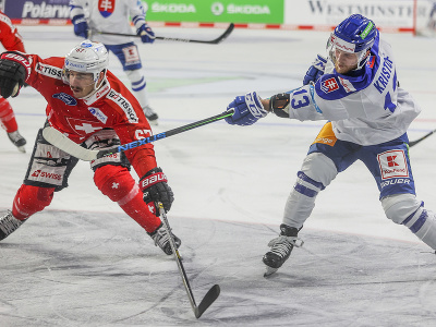 Na snímke zľava švajčiarsky hokejista Roger Karrer a Slovák Michal Krištof bojujú o puk