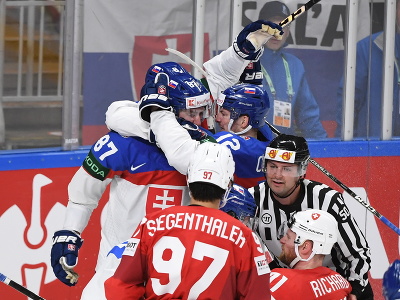 Na snímke slovenskí hokejisti sa tešia po góle Pavla Regendu na 2:2