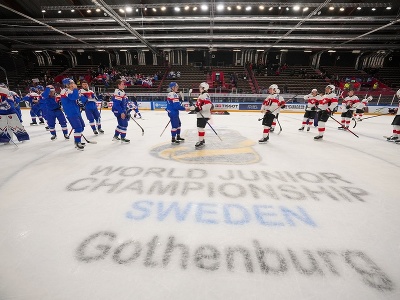 Slovenskí hokejisti si podávajú ruky so švajčiarskými rovesníkmi