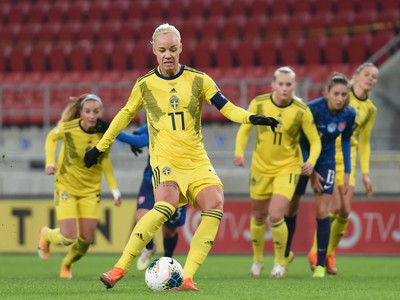 Na snímke kapitánka Švédska Caroline Segerová strieľa penaltu