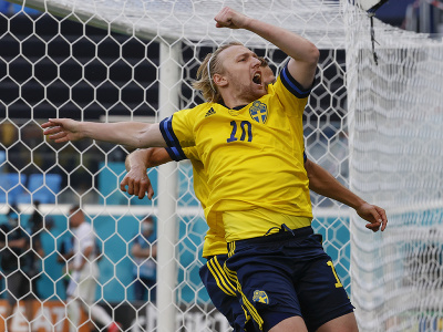 Futbalisti Švédska oslavujú gól