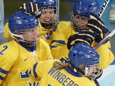 Pernilla Winbergová (16), Elin Holmlovová (2), forward Erika Holstová (8) a Danijela Rundqvistová sa tešia z gólu