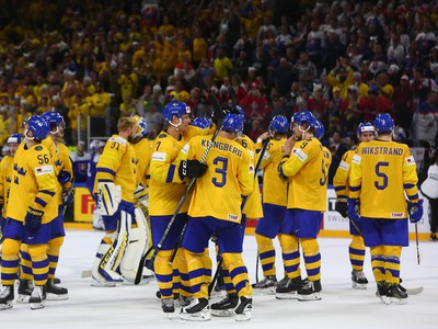 Švédski hokejisti po zápase so Slovenskom