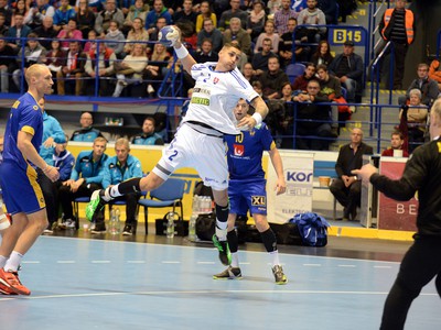 Na snímke uprostred s loptou hráč Slovenska Oliver Rábek,v pravo brankár Švédska Mikael Appelgren
