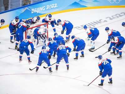 Hráči Slovenska pred zápasom základnej C-skupiny Švédsko - Slovensko na ZOH 2022 v hokeji mužov v Pekingu