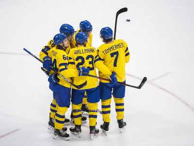 Hráči Švédska sa tešia z gólu