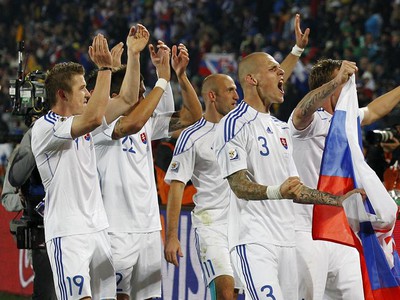 Slováci oslavujú historický postup