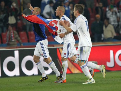 Róbert Vittek, Martin Škrtel a Juraj Kucka sa radujú