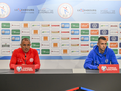 Zľava tréner slovenskej futbalovej reprezentácie Francesco Calzona a útočník Ivan Schranz počas tlačovej konferencie pred zápasom J-skupiny kvalifikácie ME 2024 Luxembursko - Slovensko