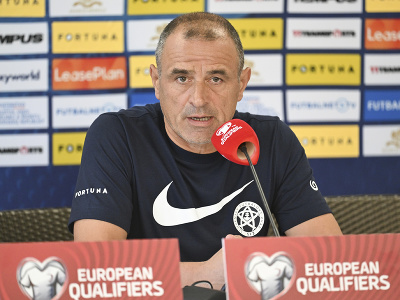 Tréner slovenskej futbalovej reprezentácie Francesco Calzona počas tlačovej konferencie pred kvalifikačným stretnutím na EURO 24 s Lichtenštajnskom