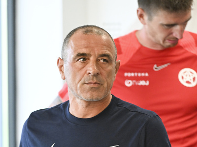 Tréner slovenskej futbalovej reprezentácie Francesco Calzona počas tlačovej konferencie pred kvalifikačným stretnutím na EURO 24 s Lichtenštajnskom