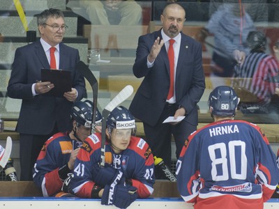 Na snímke hore vpravo tréner hokejistov Slovenska Zdeno Cíger, vľavo asisitent Miroslav Miklošovič, dole vľavo Patrik Lušňák a vpravo dole Tomáš Hrnka