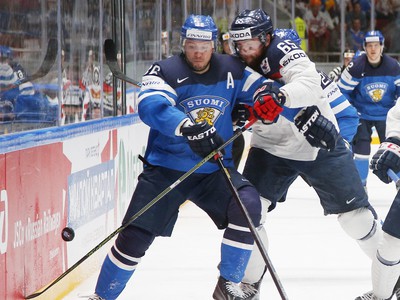 Jussi Jokinen a Tomáš Marcinko v súboji