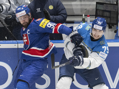 Zľava Tomáš Tatar (Slovensko) a vpravo Michail Rachmanov (Kazachstan) v súboji o puk