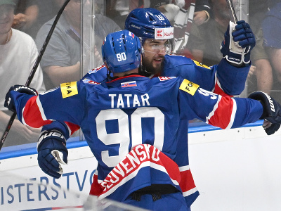 Slovenský hokejista Róbert Lantoši sa raduje z gólu so spoluhráčom Tomášom Tatarom