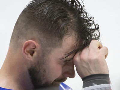 Na snímke smutný kapitán slovenských hokejistov Tomáš Tatar po prehre 3:5 