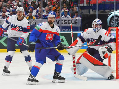 Na snímke sprava brankár USA Alex Nedeljkovic, kapitán slovenskej hokejovej reprezentácie Tomáš Tatar a hokejista USA Jake Sanderson bojujú pred americkou bránou počas zápasu základnej B-skupiny USA - Slovensko na 87. majstrovstvách sveta