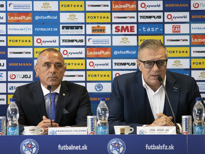 Nový tréner reprezentácie SFZ Francesco Calzona a prezident SFZ Ján Kováčik počas tlačovej konferencie Slovenského futbalového zväzu