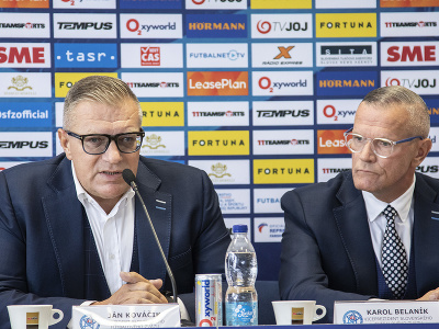 Prezident SFZ Ján Kováčik a viceprezident SFZ Karol Belaník počas tlačovej konferencie Slovenského futbalového zväzu