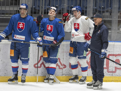 Sprava tréner slovenskej hokejovej reprezentácie Craig Ramsay a jeho zverenci Oliver Okuliar, Matej Kašlík a Andrej Kudrna počas tréningu na reprezentačnom zraze v Bratislave