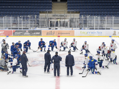 Slovenskí hokejoví reprezentanti stoja v kruhu počas tréningu na reprezentačnom zraze v Bratislave