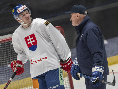 Sprava tréner slovenskej hokejovej reprezentácie Craig Ramsay a slovenský hokejový reprezentant Oliver Okuliar diskutujú počas tréningu na reprezentačnom zraze v Bratislave