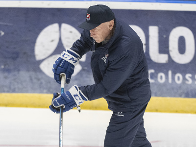Tréner slovenskej hokejovej reprezentácie Craig Ramsay počas tréningu na reprezentačnom zraze v Bratislave