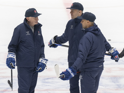 Zľava tréner slovenskej hokejovej reprezentácie Craig Ramsay a jeho dvaja asistenti Peter Frühauf a Ján Pardavý počas tréningu na reprezentačnom zraze v Bratislave