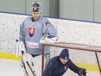 V popredí tréner brankárov Peter Kosa a v pozadí brankár Samuel Hlavaj počas tréningu slovenskej hokejovej reprezentácie v Bratislave