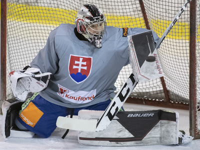 Brankár Šimon Latkóczy počas tréningu slovenskej hokejovej reprezentácie v Bratislave