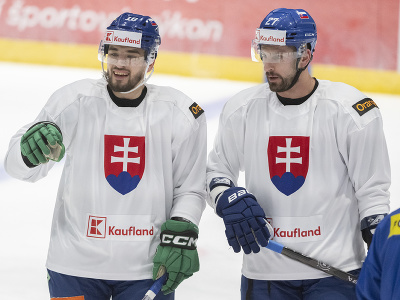 Slovenskí hokejoví reprezentanti Marek Hrivík (vpravo) a Róbert Lantoši počas tréningu na reprezentačnom zraze v Bratislave