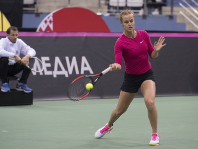 Anna Karolína Schmiedlová počas tréningu, v pozadí tréner Matej Lipták