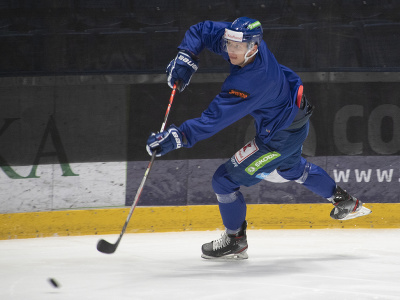 Nováčik slovenskej hokejovej reprezentácie Andrej Golian počas tréningu pred Švajčiarskym pohárom