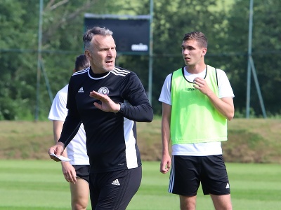 Vľavo tréner FK Železiarne