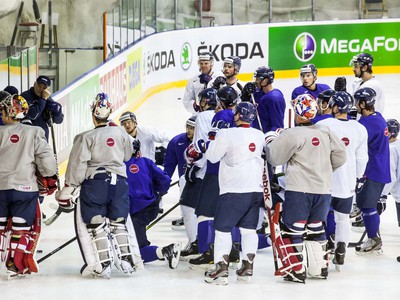 Slovenskí hokejoví reprezentanti počas tréningu pred súbojom s Lotyšskom