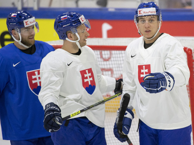 Slovenskí reprezentanti sprava Martin Fehérváry, Mislav Rosandič a Adam Jánošík počas tréningu